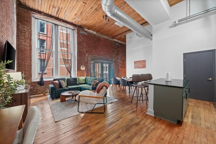 Building Washington Avenue - vacarya-1 - 1697842 adresindeki bir dairede modern mobilyalarla zarif bir şekilde tasarlanmış oturma odası St. Louis, St. Louis Building Washington Avenue - vacarya-1 - 1697842 adresindeki bir dairede modern mobilyalarla zarif bir şekilde tasarlanmış oturma odası St. Louis, St. Louis