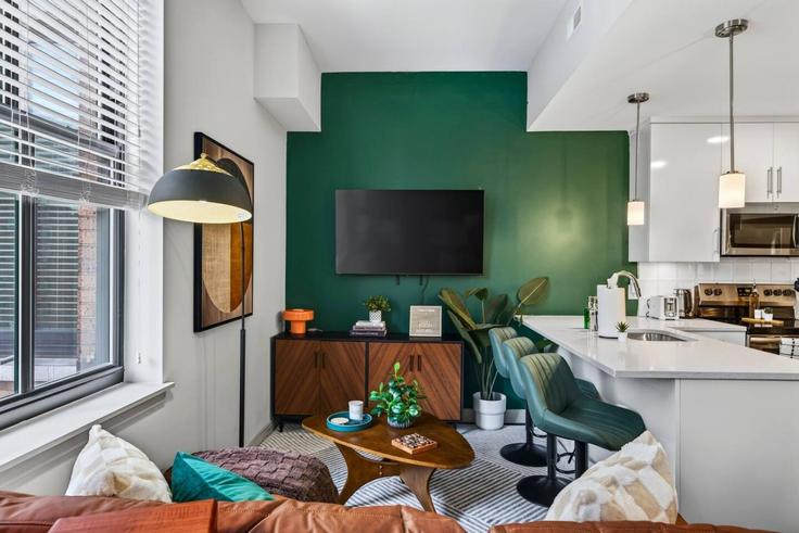 Elegante sala de estar con mobiliario moderno en un apartamento en Building Vine Street - vacarya-1 - 1697857 en Cincinnati, Cincinnati