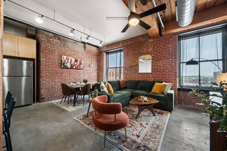 Building North Tucker Boulevard - vacarya-1 - 1697859 adresindeki bir dairede modern mobilyalarla zarif bir şekilde tasarlanmış oturma odası St. Louis, St. Louis Building North Tucker Boulevard - vacarya-1 - 1697859 adresindeki bir dairede modern mobilyalarla zarif bir şekilde tasarlanmış oturma odası St. Louis, St. Louis