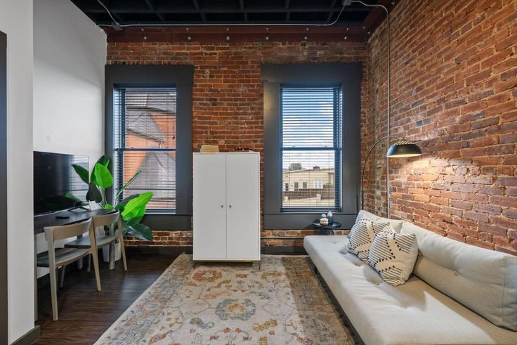 Building Georgia Avenue - vacarya-1 - 1697860 adresindeki bir dairede modern mobilyalarla zarif bir şekilde tasarlanmış oturma odası Chattanooga, Chattanooga Building Georgia Avenue - vacarya-1 - 1697860 adresindeki bir dairede modern mobilyalarla zarif bir şekilde tasarlanmış oturma odası Chattanooga, Chattanooga
