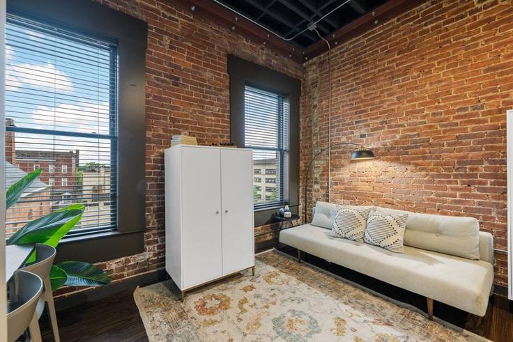 Chattanooga ChattanoogaのBuilding Georgia Avenue - vacarya-1 - 1697864のアパートメントにある、モダンな家具を備えたエレガントなデザインのリビングルーム