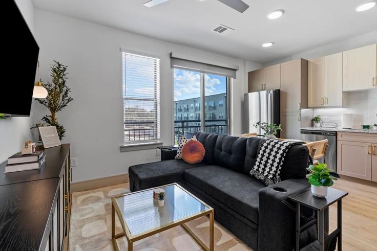 Building Scofield Ridge Parkway - vacarya-1 - 1697875 adresindeki bir dairede modern mobilyalarla zarif bir şekilde tasarlanmış oturma odası Austin, Austin