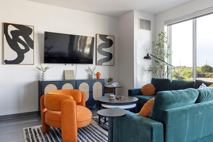 Sala de estar elegantemente projetada com móveis modernos em um apartamento no Building Stokes Boulevard - vacarya-1 - 1697879 em Cleveland, Cleveland Sala de estar elegantemente projetada com móveis modernos em um apartamento no Building Stokes Boulevard - vacarya-1 - 1697879 em Cleveland, Cleveland