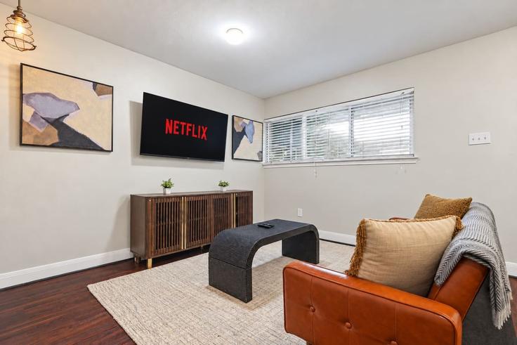 Elegante sala de estar con mobiliario moderno en un apartamento en Building Harmon Avenue - vacarya-1 - 1697889 en Austin, Austin