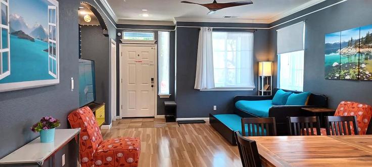 Sala de estar elegantemente projetada com móveis modernos em um apartamento no Building Sapphire Ridge Way - vacation-excellence - 1319650 em Reno, Reno