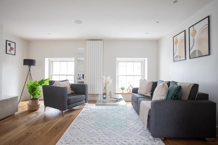 London City of WestminsterのBuilding Tottenham Street - vacation-rentals - 1578176のアパートメントにある、モダンな家具を備えたエレガントなデザインのリビングルーム London City of WestminsterのBuilding Tottenham Street - vacation-rentals - 1578176のアパートメントにある、モダンな家具を備えたエレガントなデザインのリビングルーム