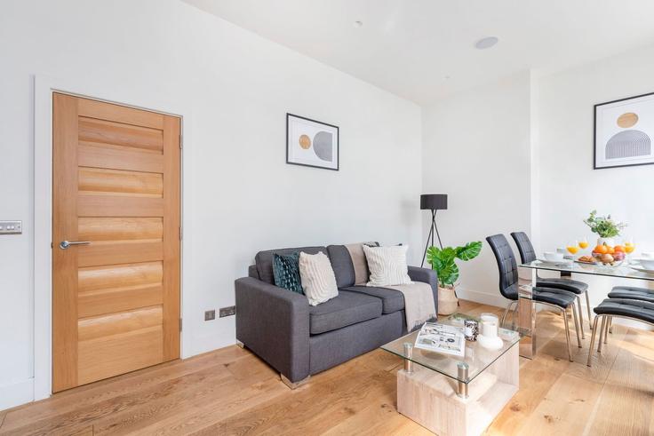 Sala de estar elegantemente projetada com móveis modernos em um apartamento no Building Tottenham Street - vacation-rentals - 1578820 em City of Westminster, London