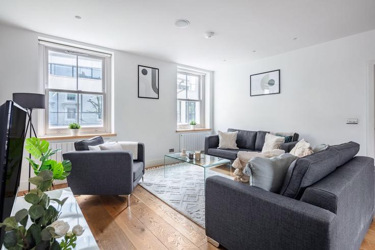 London City of WestminsterのBuilding Tottenham Street - vacation-rentals - 1578174のアパートメントにある、モダンな家具を備えたエレガントなデザインのリビングルーム London City of WestminsterのBuilding Tottenham Street - vacation-rentals - 1578174のアパートメントにある、モダンな家具を備えたエレガントなデザインのリビングルーム