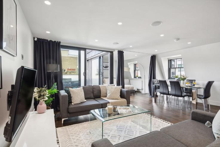 Building Tottenham Street - vacation-rentals - 1578821 adresindeki bir dairede modern mobilyalarla zarif bir şekilde tasarlanmış oturma odası City of Westminster, London Building Tottenham Street - vacation-rentals - 1578821 adresindeki bir dairede modern mobilyalarla zarif bir şekilde tasarlanmış oturma odası City of Westminster, London