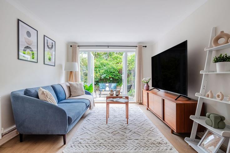 Sala de estar elegantemente projetada com móveis modernos em um apartamento no Building Ebbisham Drive - vacation-rentals - 1542209 em London Borough of Lambeth, London Sala de estar elegantemente projetada com móveis modernos em um apartamento no Building Ebbisham Drive - vacation-rentals - 1542209 em London Borough of Lambeth, London