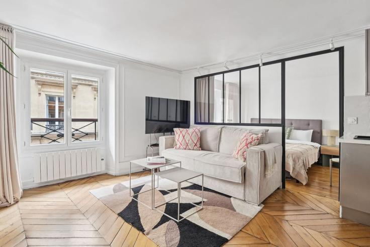 Elegant gestaltetes Wohnzimmer mit moderner Einrichtung in einer Wohnung im Building Rue du Mont Thabor - vacation-rentals - 1532722 in 1st arrondissement, Paris Elegant gestaltetes Wohnzimmer mit moderner Einrichtung in einer Wohnung im Building Rue du Mont Thabor - vacation-rentals - 1532722 in 1st arrondissement, Paris