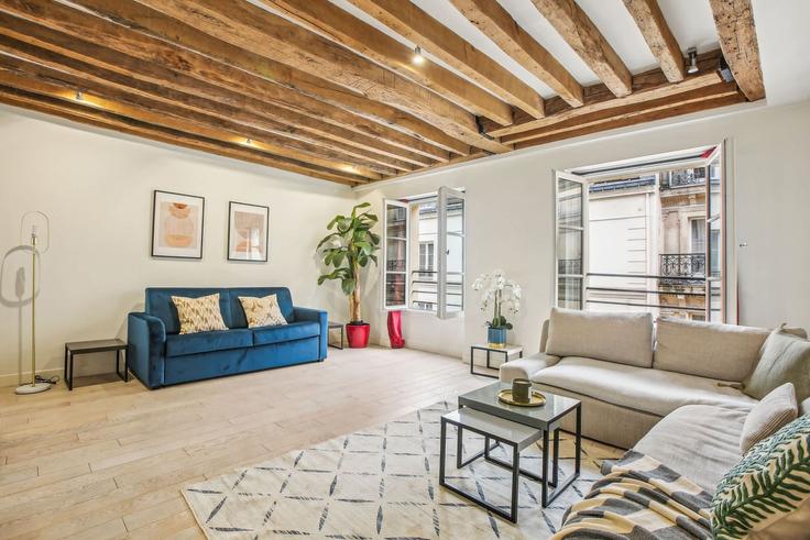 Salle de séjour élégante avec mobilier moderne dans un appartement à Building Rue Pierre Lescot - vacation-rentals - 1532723 à 1st arrondissement, Paris