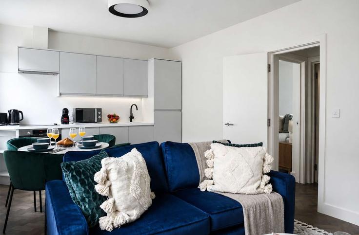 Sala de estar elegantemente projetada com móveis modernos em um apartamento no Building Whitecross Street - vacation-rentals - 1578826 em London Borough of Islington, London
