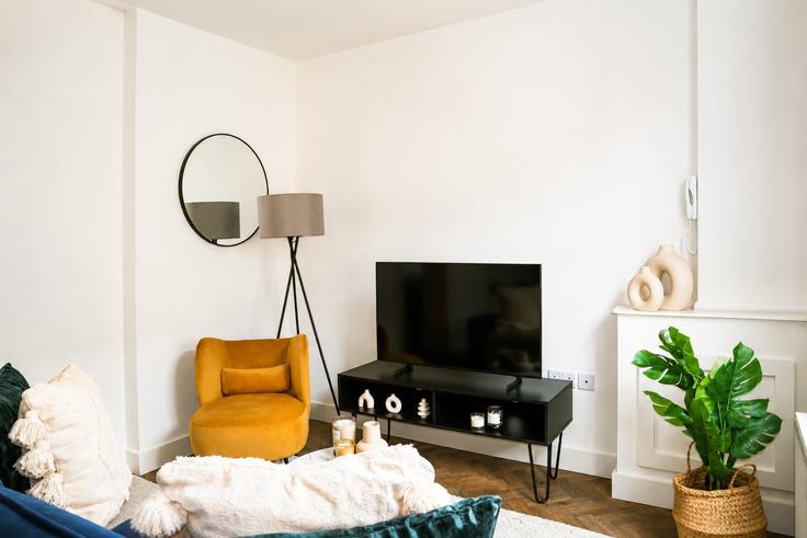Sala de estar elegantemente projetada com móveis modernos em um apartamento no Building Whitecross Street - vacation-rentals - 1578828 em London Borough of Islington, London