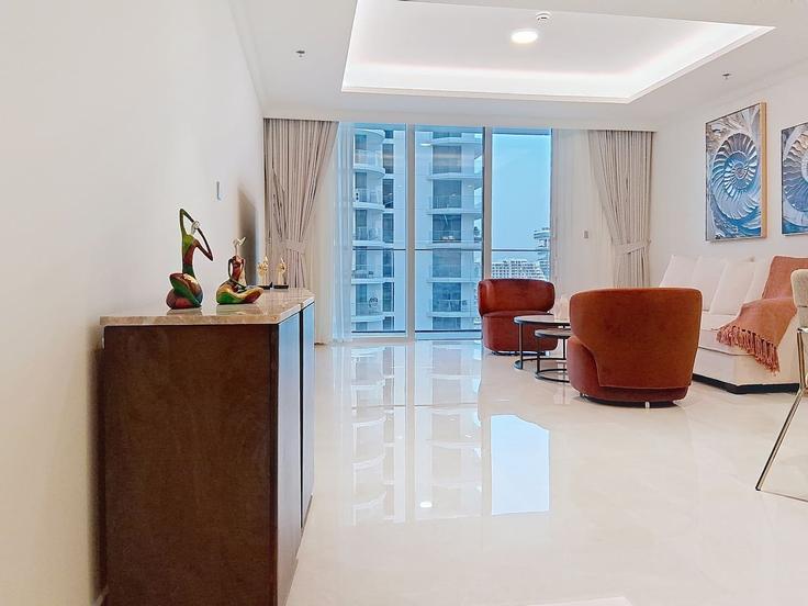 Sala de estar elegantemente projetada com móveis modernos em um apartamento no Building Tariaq Bedon Esm - vacationer - 1371489 em Marsa Dubai, Dubai Sala de estar elegantemente projetada com móveis modernos em um apartamento no Building Tariaq Bedon Esm - vacationer - 1371489 em Marsa Dubai, Dubai