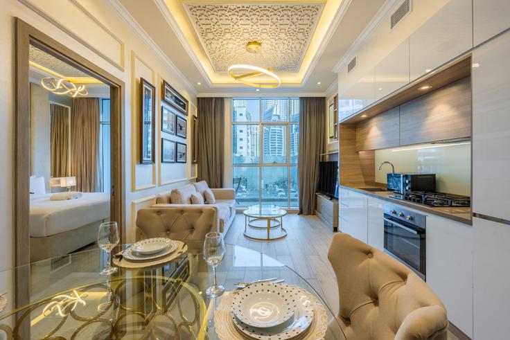 Elegante sala de estar con mobiliario moderno en un apartamento en Building Tariaq Bedon Esm - vacationer - 1046590 - DXB en Dubai Marina, Dubai