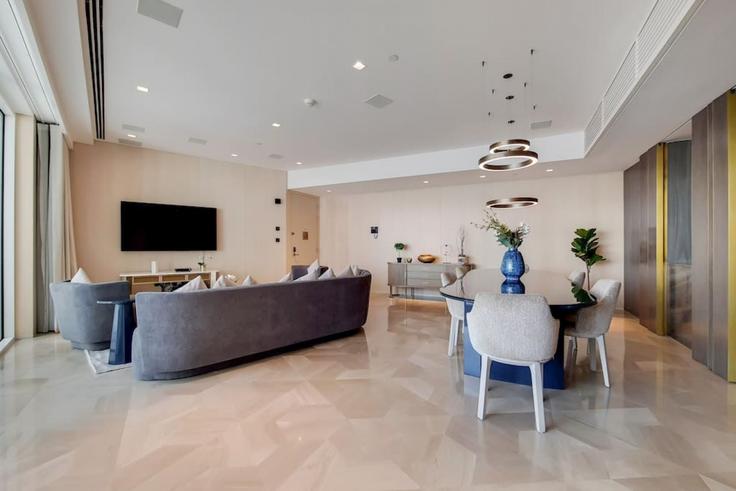 Elegant gestaltetes Wohnzimmer mit moderner Einrichtung in einer Wohnung im Building Palm Jumeirah Rd - vacationer - 1046595 - DXB in The Palm Jumeirah, Dubai