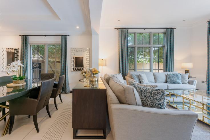 Salle de séjour élégante avec mobilier moderne dans un appartement à Building Tariaq Bedon Esm - vacationer - 1046597 à Jumeirah Golf Estates, Dubai