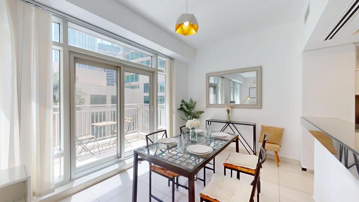 Sala de estar elegantemente projetada com móveis modernos em um apartamento no Building Al Mustaqbal Street - vacationer - 1046638 - DXB em Downtown Dubai, Dubai