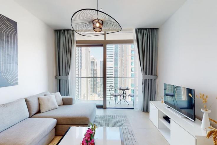 Elegante sala de estar con mobiliario moderno en un apartamento en Building Alkhayay Street - vacationer - 1046648 - DXB en Dubai Marina, Dubai Elegante sala de estar con mobiliario moderno en un apartamento en Building Alkhayay Street - vacationer - 1046648 - DXB en Dubai Marina, Dubai