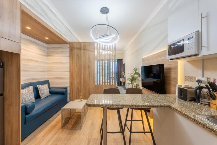 Dubai JLTのBuilding Tariaq Bedon Esm - vacationer - 1046646 - DXBのアパートメントにある、モダンな家具を備えたエレガントなデザインのリビングルーム