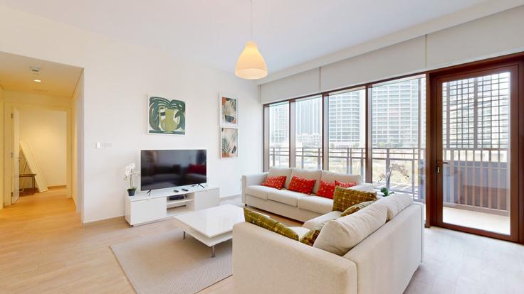 Elegante sala de estar con mobiliario moderno en un apartamento en Building Tariaq Bedon Esm - vacationer - 1046673 - DXB en Ras Al Khor, Dubai