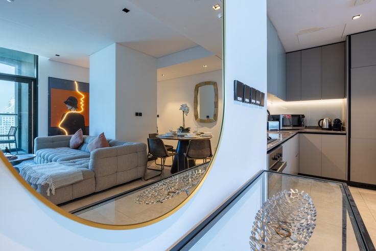 Dubai Business BayのBuilding Marasi Drive - vacationer - 1046683 - DXBのアパートメントにある、モダンな家具を備えたエレガントなデザインのリビングルーム