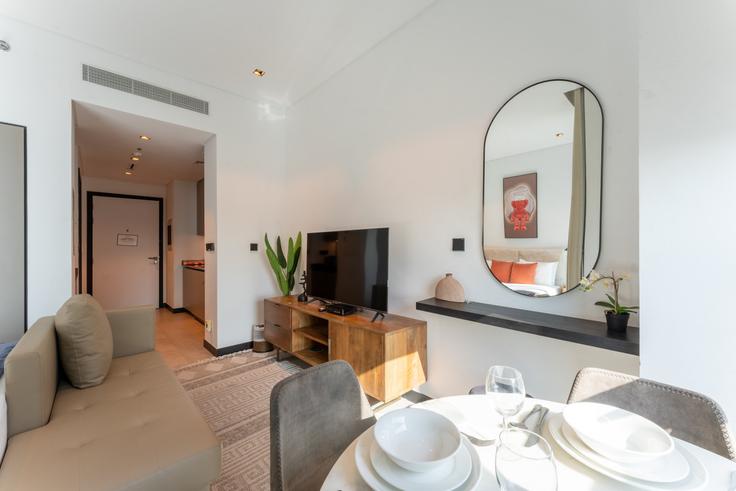Elegant gestaltetes Wohnzimmer mit moderner Einrichtung in einer Wohnung im Building Marasi Drive - vacationer - 1046686 - DXB in Business Bay, Dubai