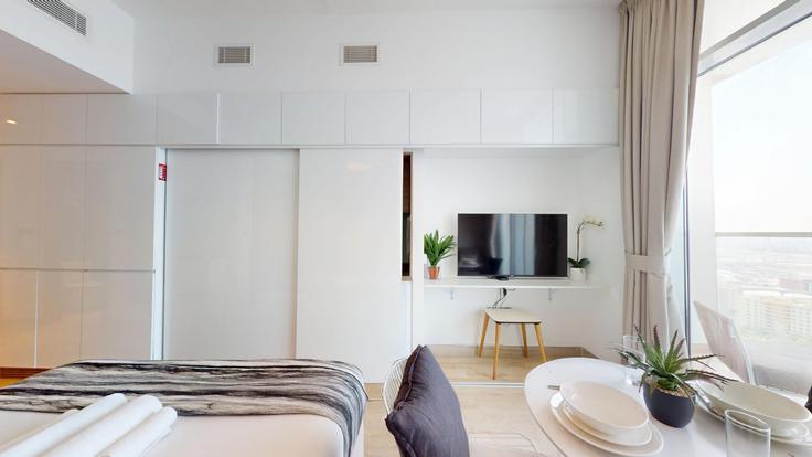 Elegante sala de estar con mobiliario moderno en un apartamento en Building Tariaq Bedon Esm - vacationer - 1046783 - DXB en Dubai Marina, Dubai