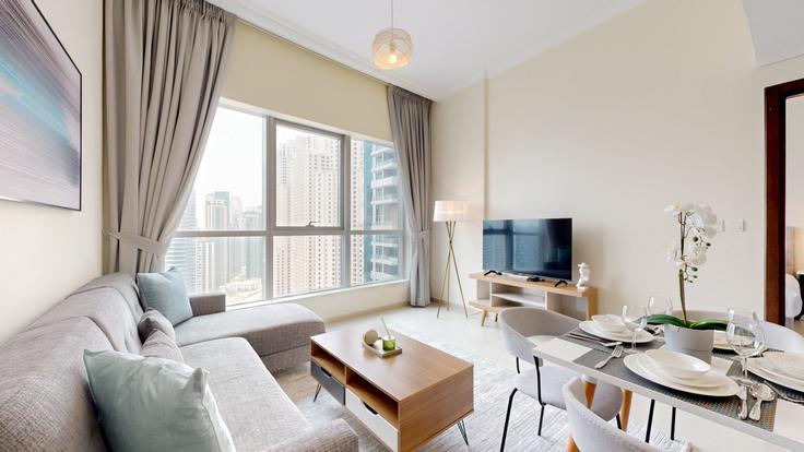 Elegante sala de estar con mobiliario moderno en un apartamento en Building King Salman Bin Abdulaziz Al Saud Street - vacationer - 1046820 - DXB en Dubai Marina, Dubai Elegante sala de estar con mobiliario moderno en un apartamento en Building King Salman Bin Abdulaziz Al Saud Street - vacationer - 1046820 - DXB en Dubai Marina, Dubai