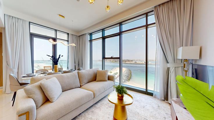 Sala de estar elegantemente projetada com móveis modernos em um apartamento no Building Tariaq Bedon Esm - vacationer - 1046882 em Marsa Dubai, Dubai