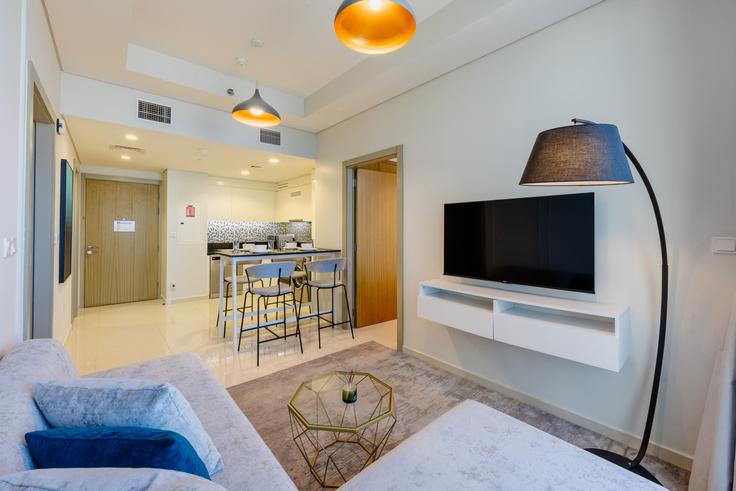 Elegante sala de estar con mobiliario moderno en un apartamento en Building Tariaq Bedon Esm - vacationer - 1046884 - DXB en Business Bay, Dubai