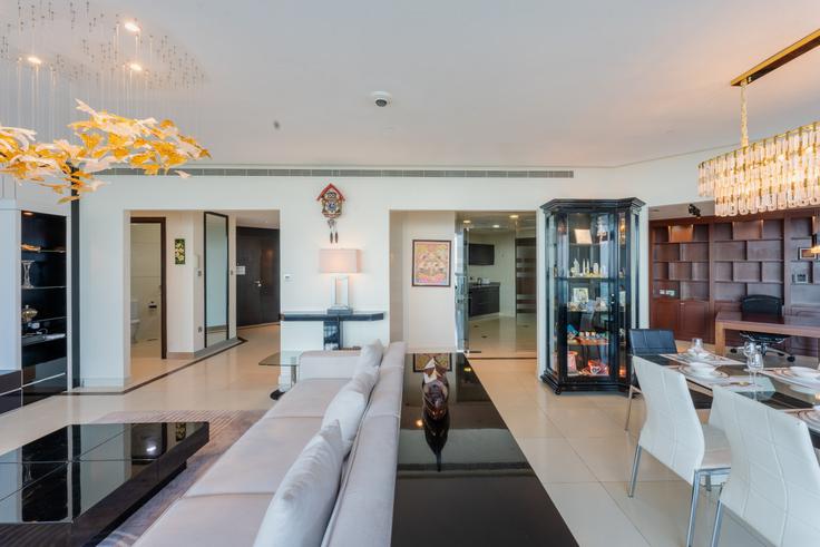 Elegante sala de estar con mobiliario moderno en un apartamento en Building Al Khayay St - vacationer - 1046896 - DXB en Dubai Marina, Dubai