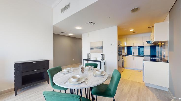 Mesa de jantar com cadeiras elegantes em um apartamento no Building Al Sharta Street - vacationer - 1046913 - DXB em Dubai Marina, Dubai Mesa de jantar com cadeiras elegantes em um apartamento no Building Al Sharta Street - vacationer - 1046913 - DXB em Dubai Marina, Dubai