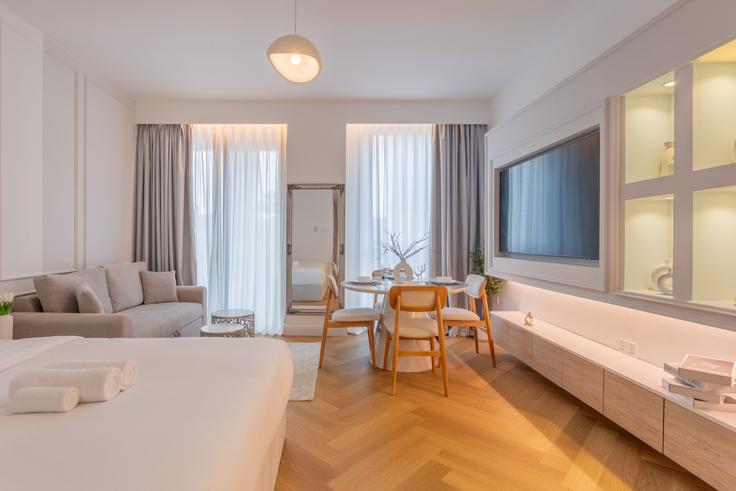 Elegante sala de estar con mobiliario moderno en un apartamento en Building Sheikh Mohammed bin Rashid Boulevard - vacationer - 1076247 - DXB en Downtown Dubai, Dubai Elegante sala de estar con mobiliario moderno en un apartamento en Building Sheikh Mohammed bin Rashid Boulevard - vacationer - 1076247 - DXB en Downtown Dubai, Dubai