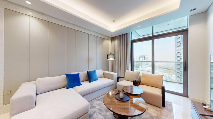 Elegante sala de estar con mobiliario moderno en un apartamento en Building Tariaq Bedon Esm - vacationer - 1222835 - DXB en Business Bay, Dubai