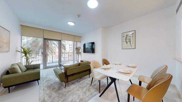 Elegante sala de estar con mobiliario moderno en un apartamento en Building Al Tahani St - vacationer - 1237388 - DXB en Downtown Dubai, Dubai