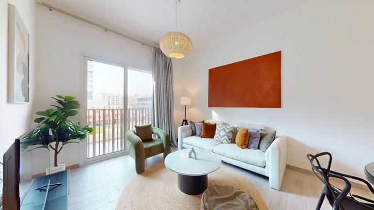 Elegante sala de estar con mobiliario moderno en un apartamento en Building Aykon City Tower C in Business Bay - vacationer - 1292967 en Jumeirah Village, Dubai