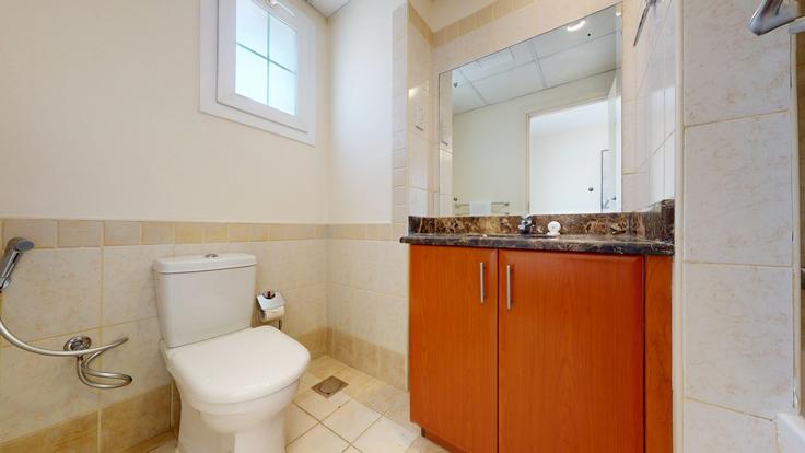 Emirates Hills, Dubai의 Building Street 11 - vacationer - 1298110 - DXB에 위치한 세련되고 감각적으로 디자인된 욕실