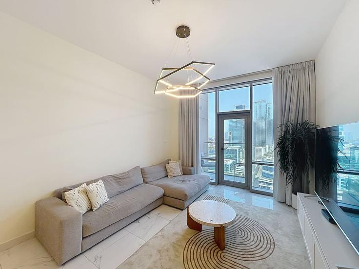 Dubai Business BayのBuilding Tariaq Bedon Esm - vacationer - 1303118 - DXBのアパートメントにある、モダンな家具を備えたエレガントなデザインのリビングルーム Dubai Business BayのBuilding Tariaq Bedon Esm - vacationer - 1303118 - DXBのアパートメントにある、モダンな家具を備えたエレガントなデザインのリビングルーム