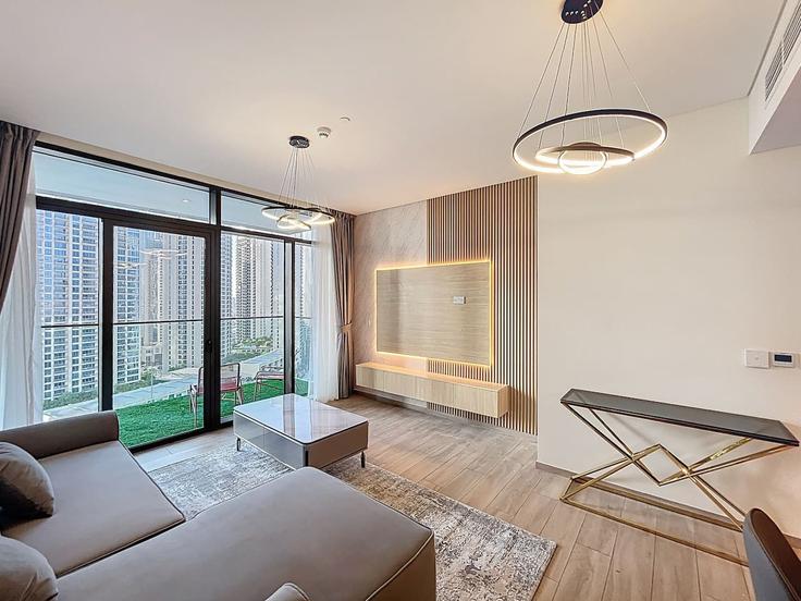 Salle de séjour élégante avec mobilier moderne dans un appartement à Building Tariaq Bedon Esm - vacationer - 1311540 - DXB à Ras Al Khor, Dubai