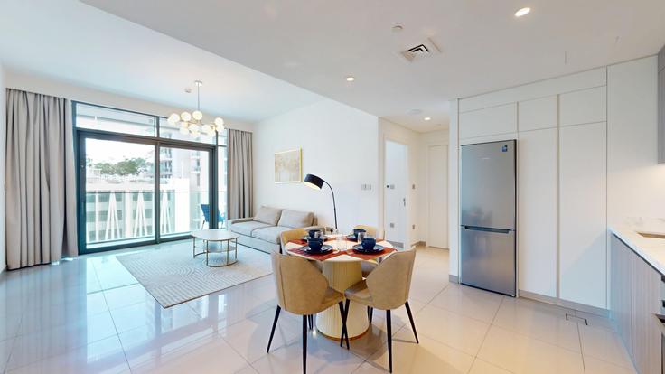 Sala de estar elegantemente projetada com móveis modernos em um apartamento no Building Tariaq Bedon Esm - vacationer - 1317852 em Marsa Dubai, Dubai