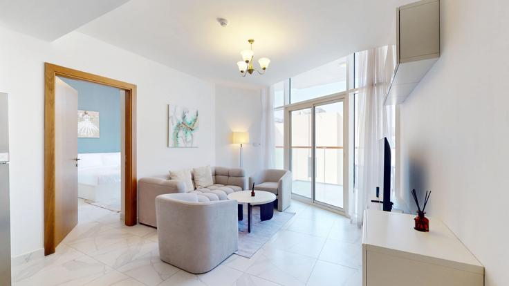 Building Marasi Drive - vacationer - 1320213 adresindeki bir dairede modern mobilyalarla zarif bir şekilde tasarlanmış oturma odası Business Bay, Dubai