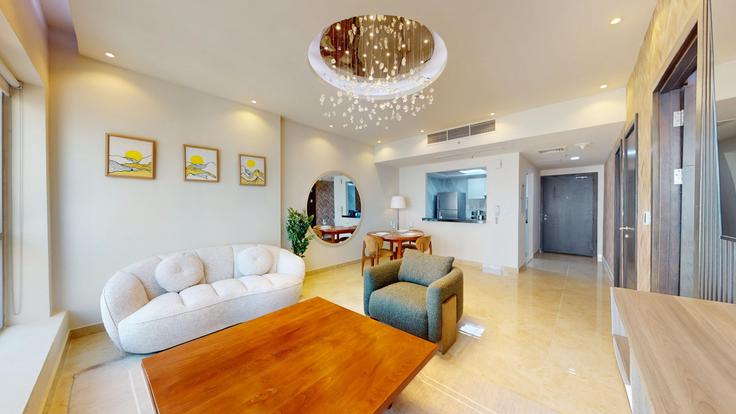 Elegante sala de estar con mobiliario moderno en un apartamento en Building Marina Promenade - vacationer - 1320214 en Dubai Marina, Dubai Elegante sala de estar con mobiliario moderno en un apartamento en Building Marina Promenade - vacationer - 1320214 en Dubai Marina, Dubai