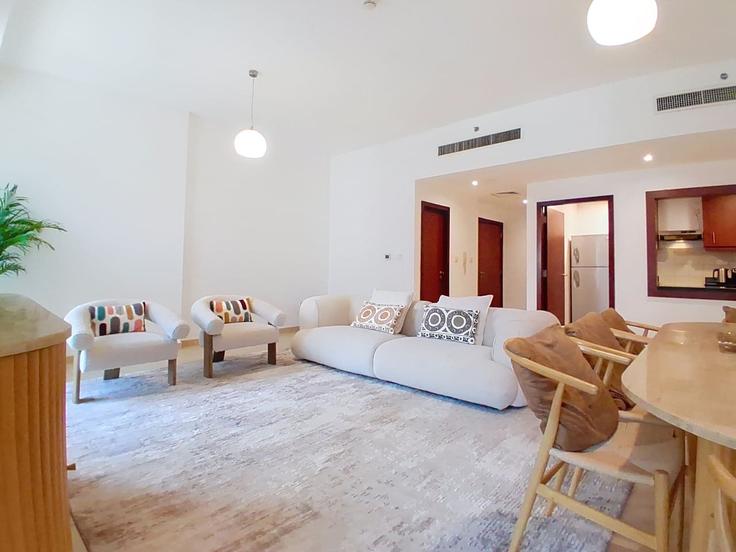 Dubai Dubai MarinaのBuilding Al Gharbi Street - vacationer - 1335699のアパートメントにある、モダンな家具を備えたエレガントなデザインのリビングルーム Dubai Dubai MarinaのBuilding Al Gharbi Street - vacationer - 1335699のアパートメントにある、モダンな家具を備えたエレガントなデザインのリビングルーム