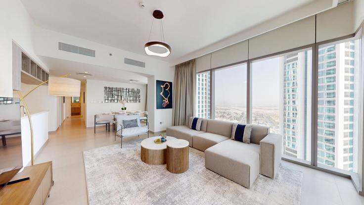 Sala de estar elegantemente projetada com móveis modernos em um apartamento no Building Tariaq Bedon Esm - vacationer - 1340535 em Za'abeel, Dubai