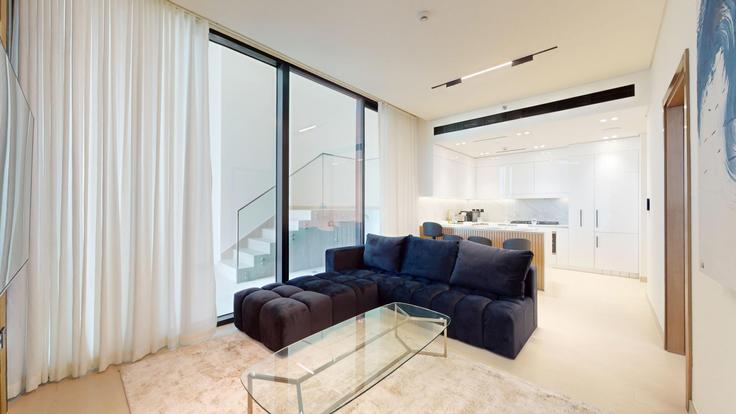Elegant gestaltetes Wohnzimmer mit moderner Einrichtung in einer Wohnung im Building Mu'allaqat Boulevard - vacationer - 1340540 in Jumeirah Village, Dubai