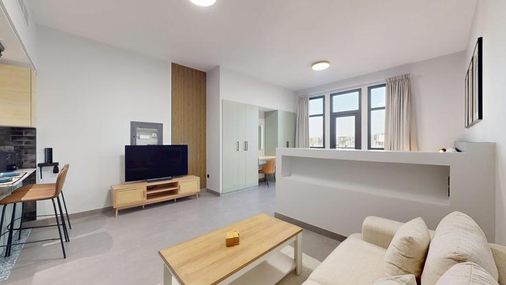 Elegante sala de estar con mobiliario moderno en un apartamento en Building Tariaq Bedon Esm - vacationer - 1340541 en Arjan-Dubailand, Dubai