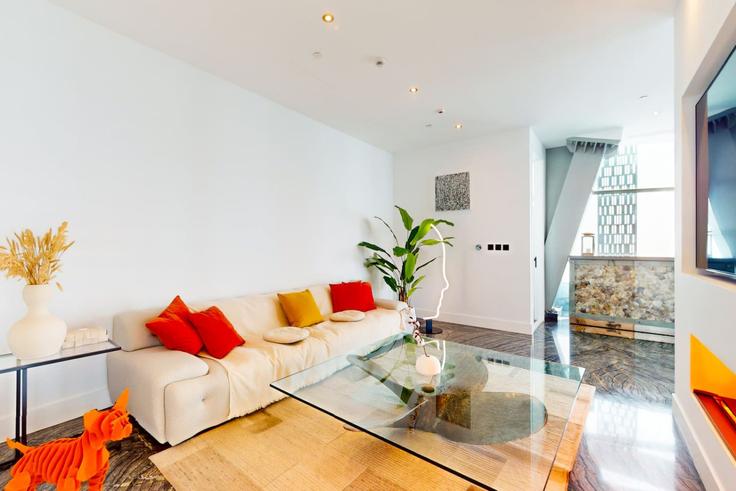 Elegant gestaltetes Wohnzimmer mit moderner Einrichtung in einer Wohnung im Building King Salman Bin Abdulaziz Al Saud Street - vacationer - 1344597 in Dubai Marina, Dubai