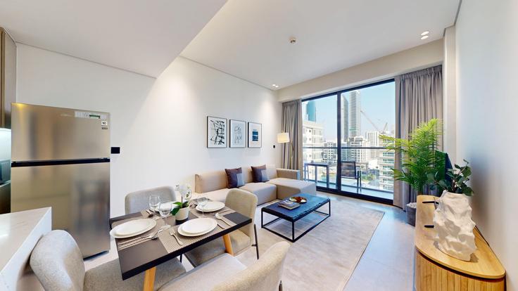 Elegant gestaltetes Wohnzimmer mit moderner Einrichtung in einer Wohnung im Building 18A Street - vacationer - 1344598 in Al Satwa, Dubai